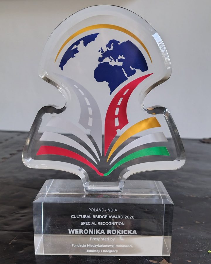 Glass trophy engraved: Poland–India Cultural Bridge Award 2026, Special Recognition, Weronika Rokicka, presented by Fundacja Międzykulturowej Mobilności, Edukacji i Integracji