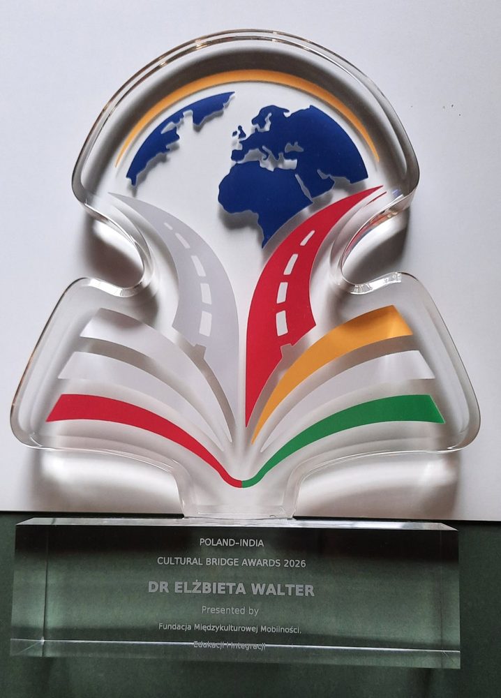 Glass trophy engraved: Poland–India Cultural Bridge Awards 2026, Dr Elżbieta Walter, presented by Fundacja Międzykulturowej Mobilności, Edukacji i Integracji